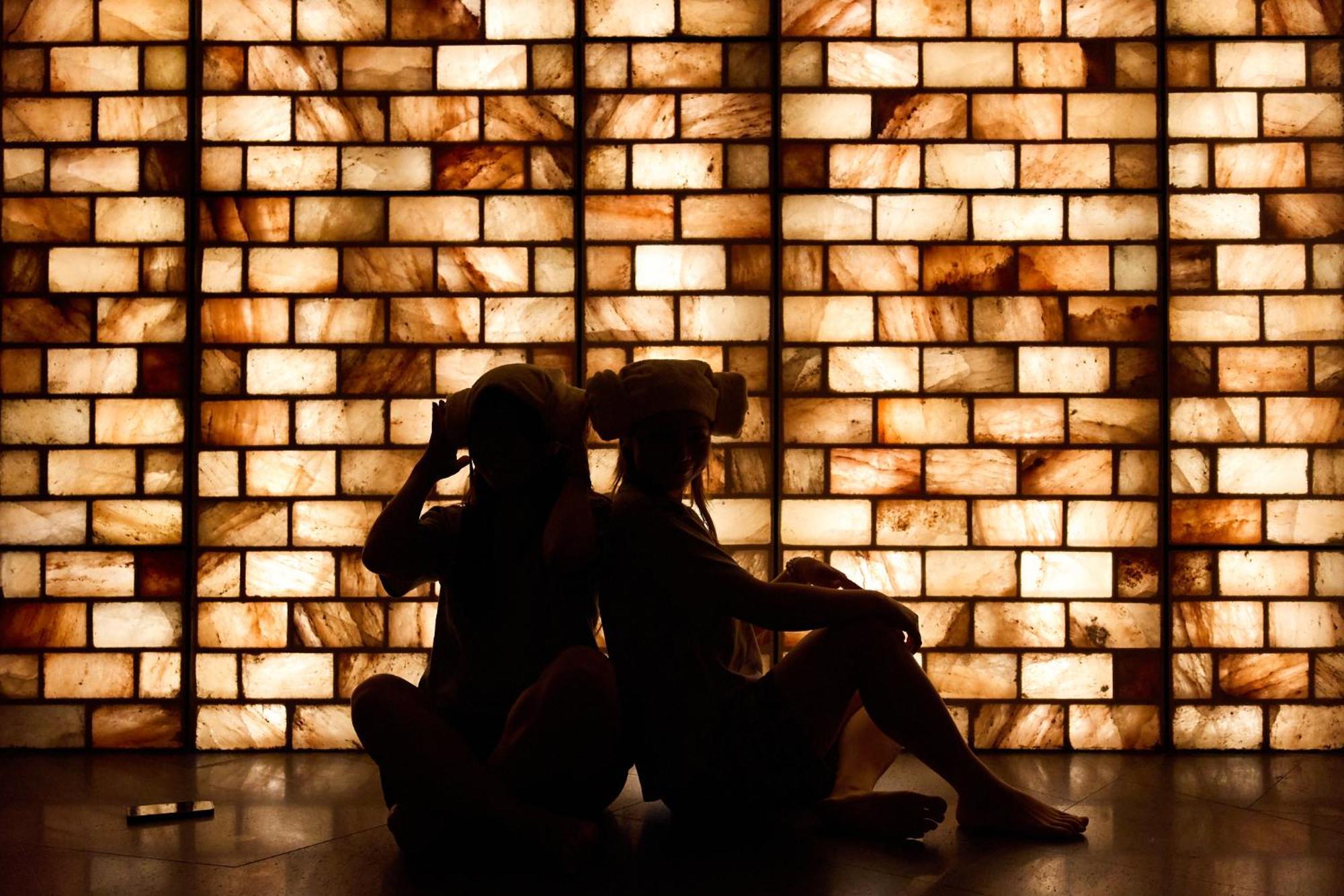 Hotel Grand Hyatt Jeju Exterior foto A backlit onyx wall