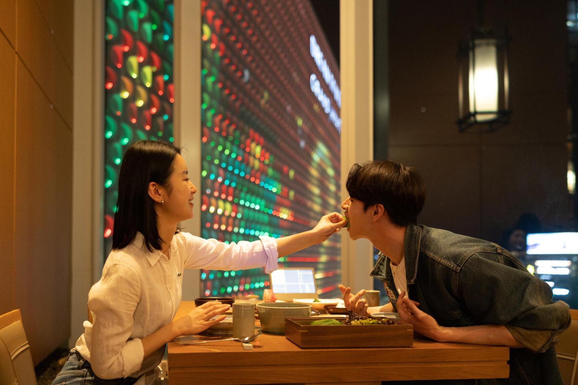 Hotel Grand Hyatt Jeju Exterior foto A couple eating at a restaurant
