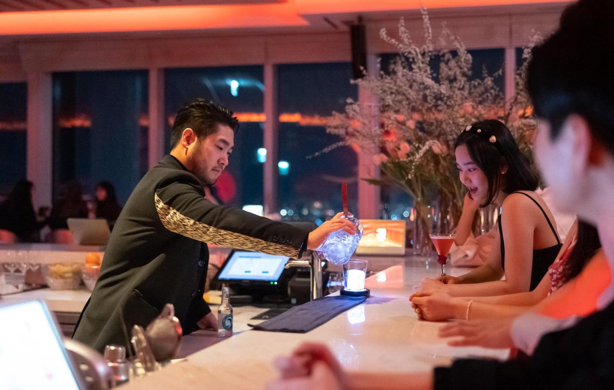 Hotel Grand Hyatt Jeju Exterior foto A bartender at work
