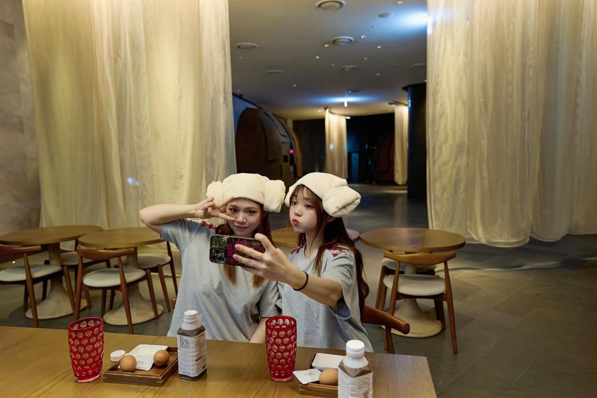 Hotel Grand Hyatt Jeju Exterior foto Two girls in the restaurant
