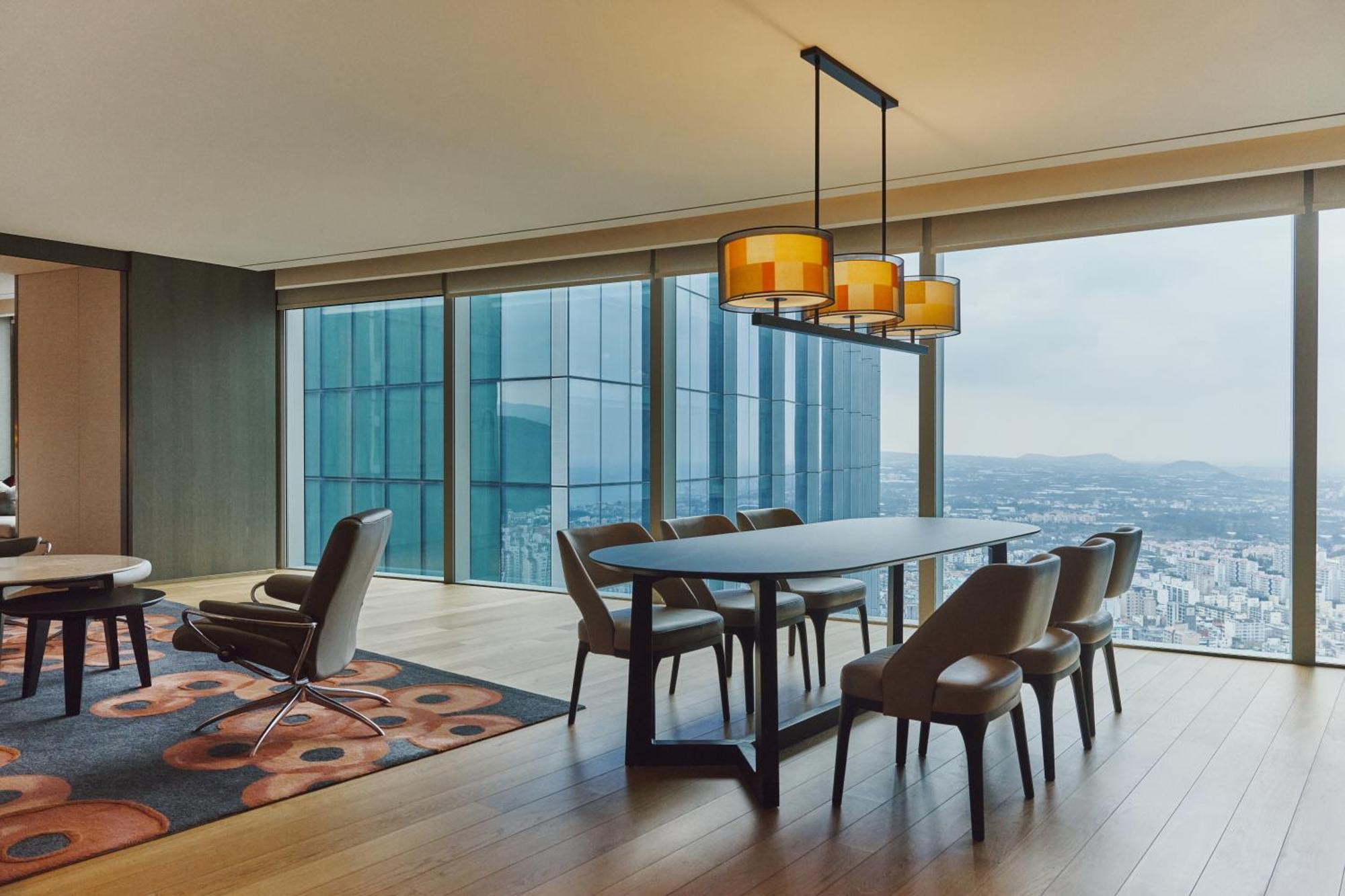 Hotel Grand Hyatt Jeju Exterior foto A suite at the Ritz-Carlton, Osaka