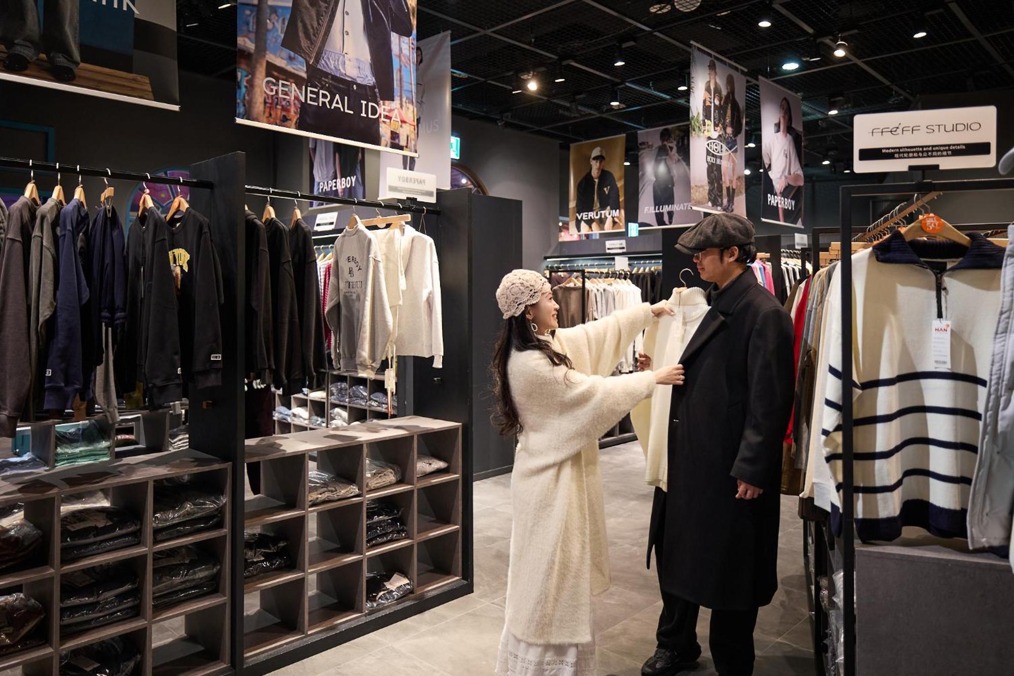 Hotel Grand Hyatt Jeju Exterior foto A personal shopper helping a man with his wardrobe