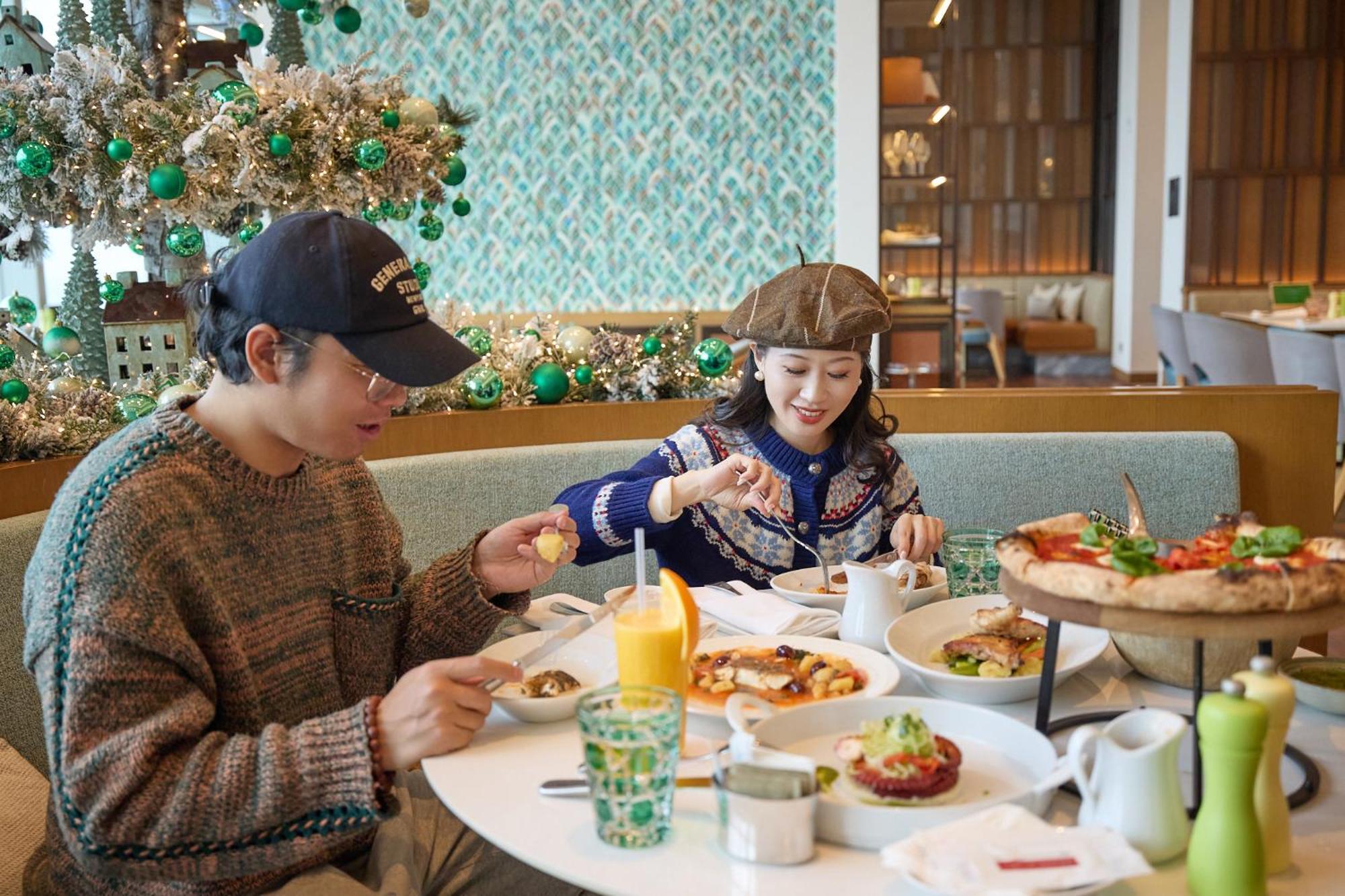 Hotel Grand Hyatt Jeju Exterior foto A couple eating at a restaurant